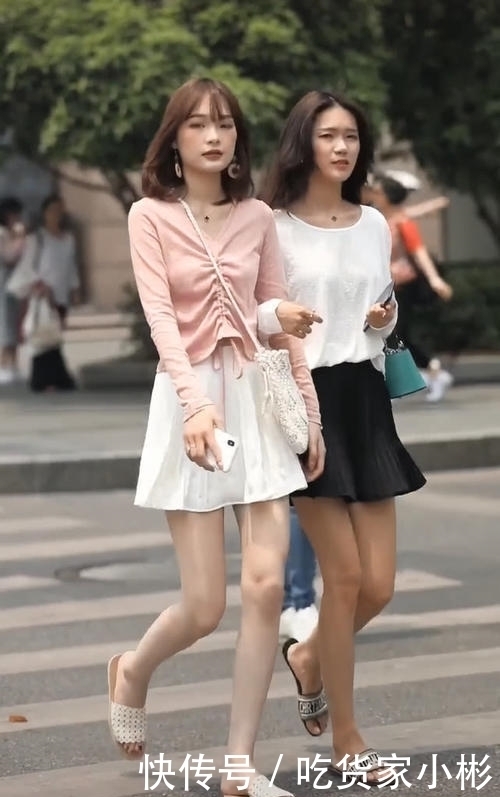 皮肤|美女太“年轻”了,和女神穿闺蜜装,腿像10年没洗一样,佩服!