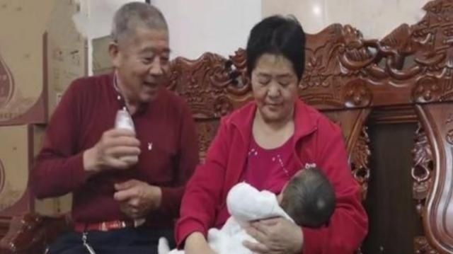 奶奶|小区遛娃,46岁妈妈遇到46岁奶奶,年龄相同差距却不止一点点