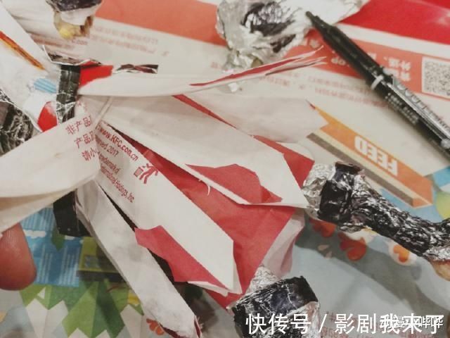 鸡骨头|大神用吃剩的鸡骨头做了个李白“手办”，邻桌的小学生直接看懵了