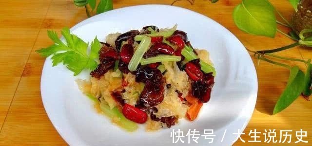 芹菜|此道菜是血管“清道夫”,清理血液垃圾,为身体做个大扫除