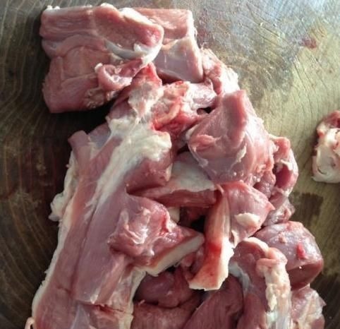 炖羊肉,不用放太多香料,这三种就够了,肉软烂不臭,汤浓美