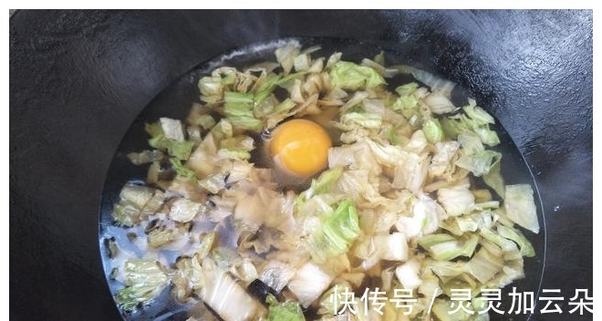 热气腾腾|一个人吃早餐不将就,荷包鸡蛋下挂面,简单省事,热气腾腾真香!