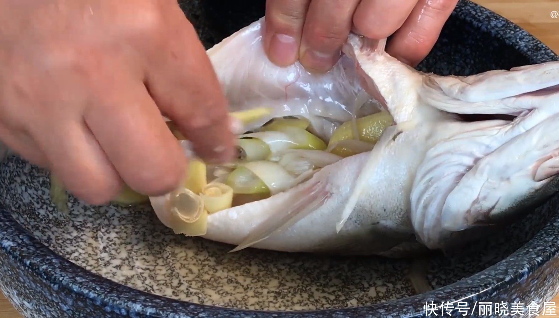 不管煎什么鱼，切记不要直接下锅，教你一招，不粘锅不掉皮