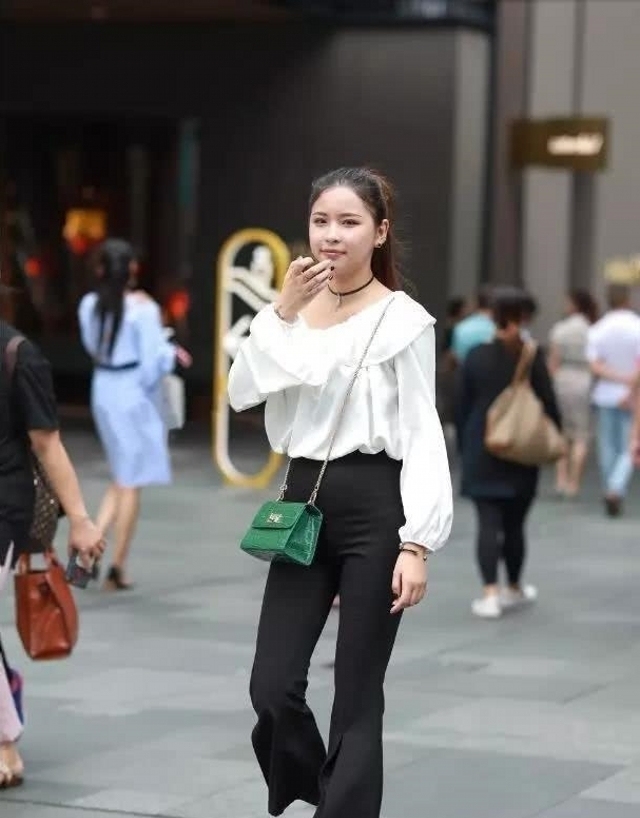 简约|路人街拍,气质靓丽的时尚姐妹花,展现出简约的曼妙好身姿