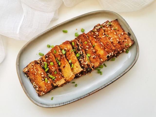 煎豆腐、炖豆腐统统靠边站，这才是豆腐特别牛的做法！香死了