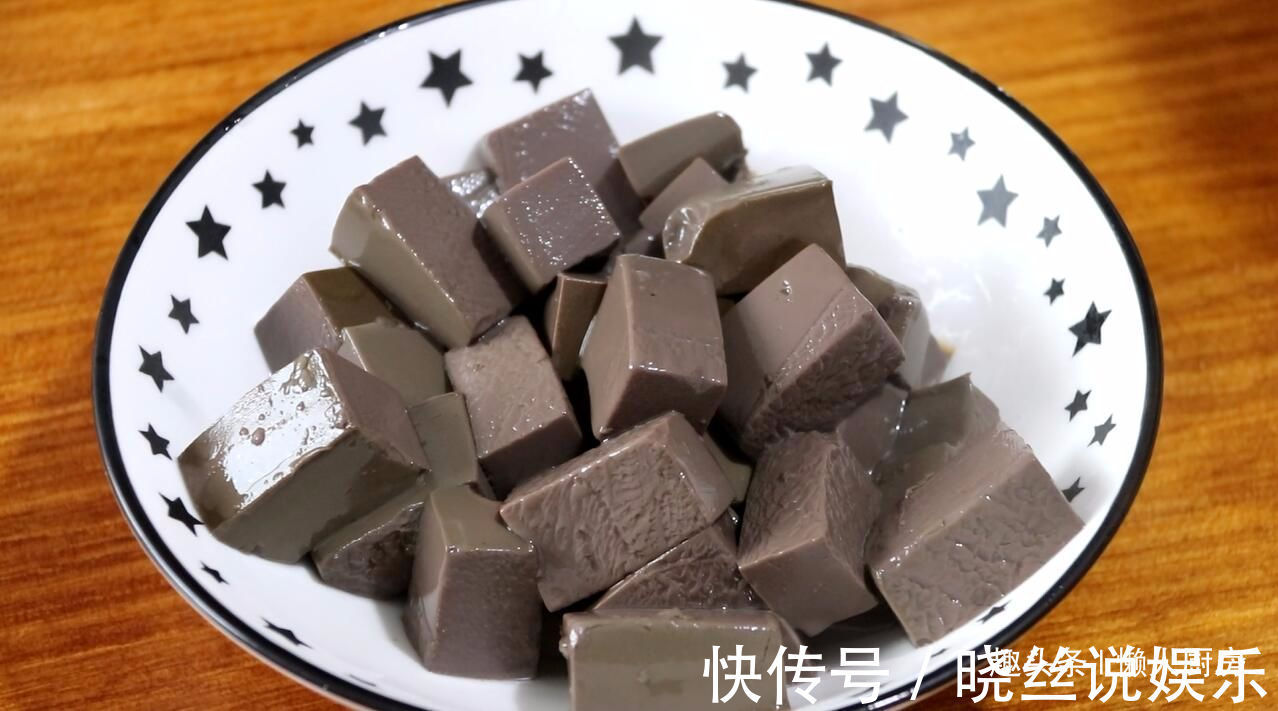 鸭血好吃却腥味太重教你做麻辣鸭血，麻辣开胃又下饭