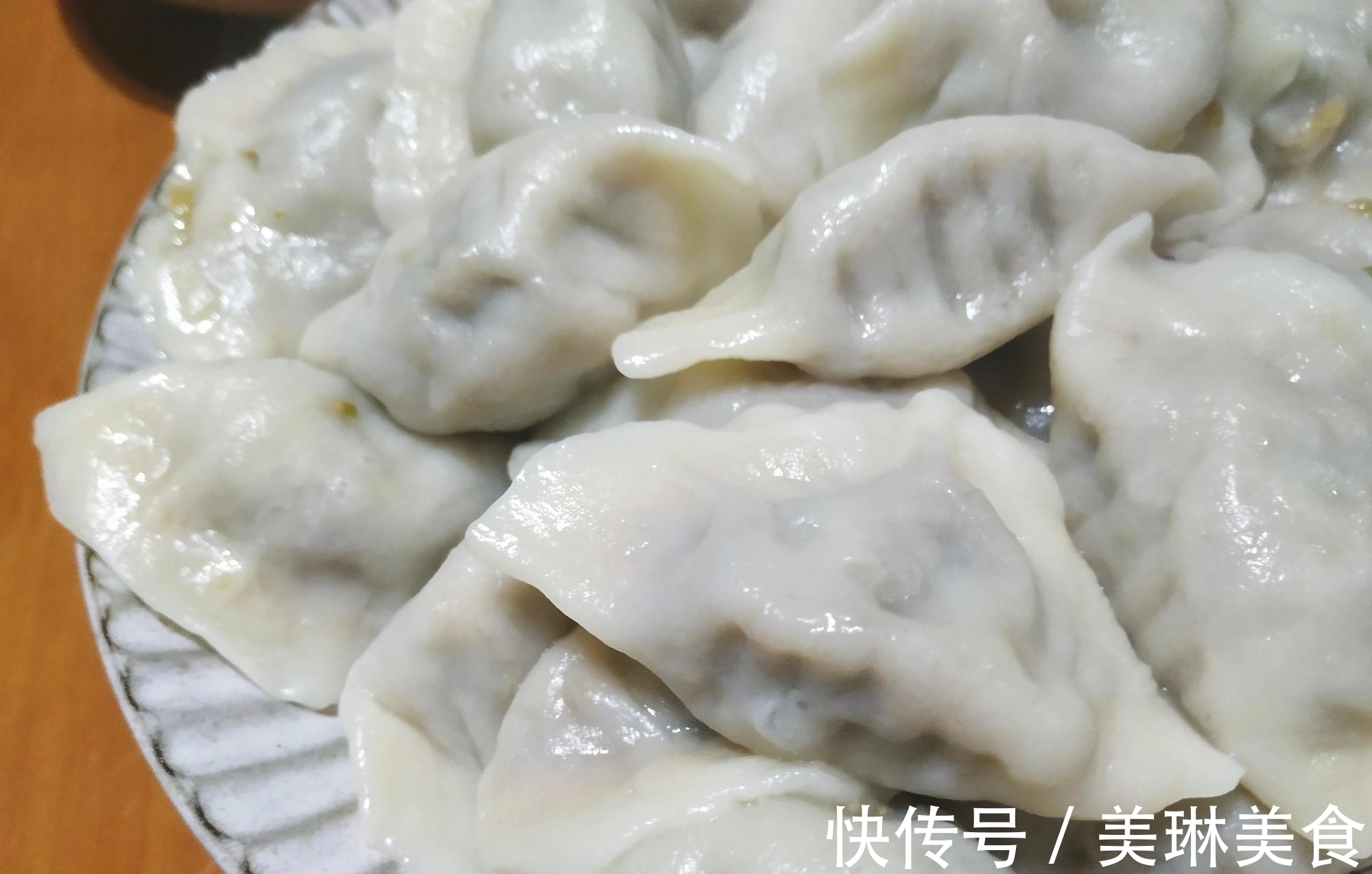 吃饺子搭配什么最过瘾？有人说是醋，有人说是辣椒，其实都错啦