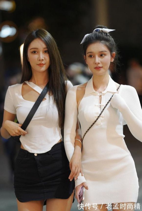 闺蜜 美女闺蜜手拉手逛街,她们展现的是友情,我们看到的是性感和美丽