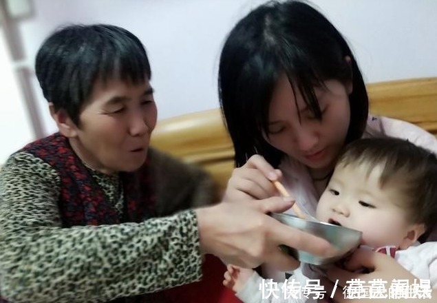 出生|家里“独苗”刚出生,爷爷外公凝视半小时不动,网友:以为是照片