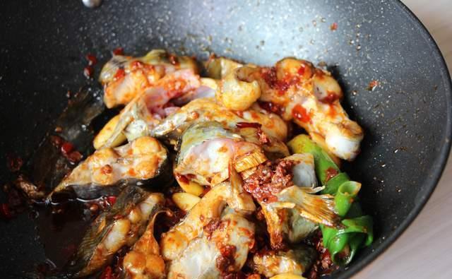 适量|比炖茄子还好吃的鲶鱼做法,香辣可口蒜香浓郁,能撑死两个老爷子