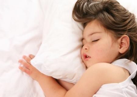 睡眠质量|不枕枕头的宝宝难避免这2大损伤,宝妈:萌娃睡着像指南针咋整?