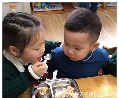 脑门|可爱,龙凤胎宝宝共吃一份饭,姐姐吹凉了喂弟弟,弟弟顶脑门感谢