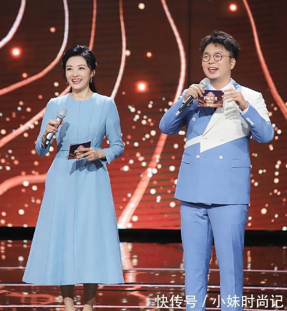 薄背|周涛的气质依然在线，穿简单的蓝色连衣裙，虽然朴素但却抢镜十足