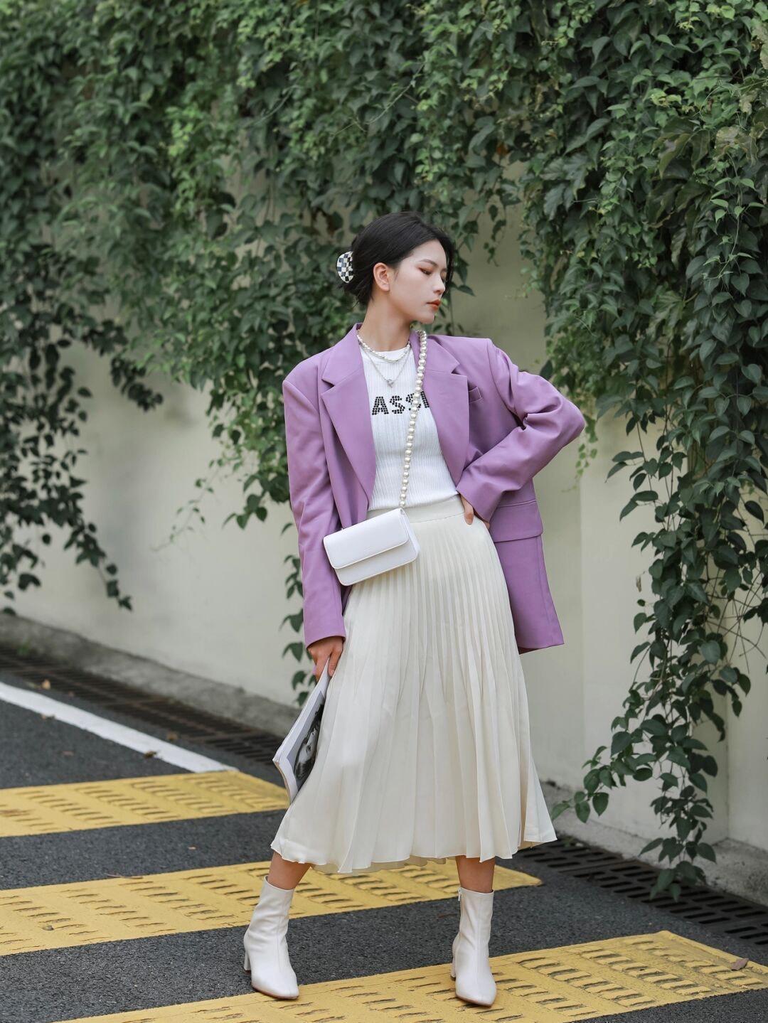 西装外套|秋冬怎么穿时尚又好看,紫色西装外套+米色百褶裙,清新又自然