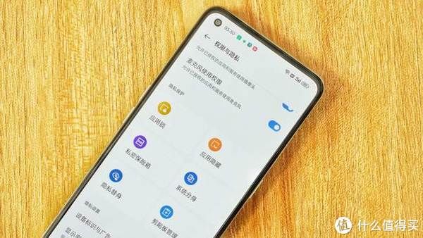 后盖|新品评测 篇八十六：realme GT2上手：环保不等于取消充电器，颜值、性能还要第一梯队