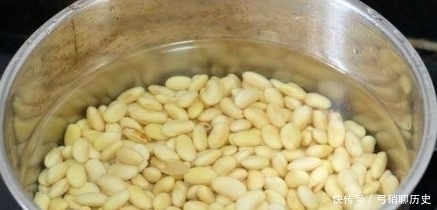 打豆浆时,黄豆泡好别直接打,多加这一步,豆浆才会更加香浓丝滑!