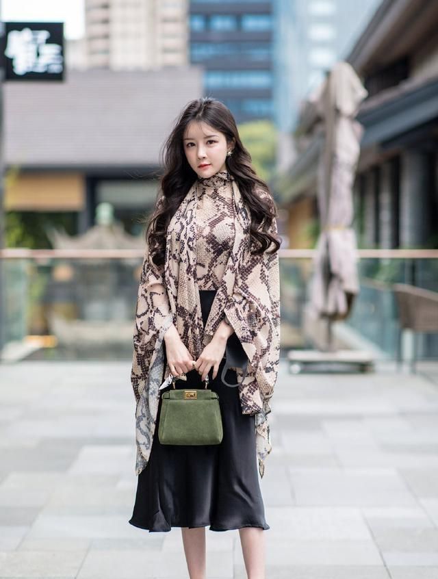 美丽佳人长腿搭配高跟鞋, 凸显修长的身材, 气质无与伦比