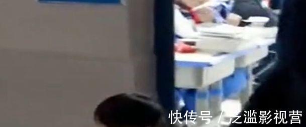 爸爸|“小情人”跟爸爸去查课，刚到教室门口，一挥手果然有“领导范”