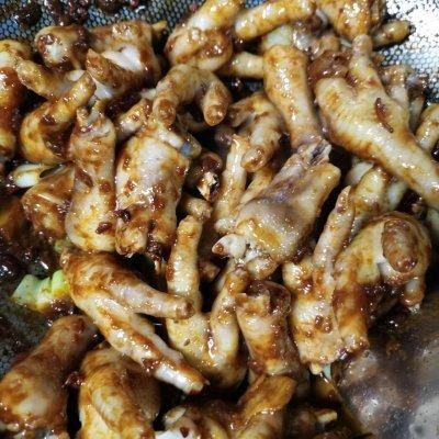 好吃不贵的酱香鸡爪做法，超级入味，老人小孩都爱吃