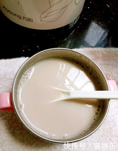 在家做豆浆，黄豆别只会用水泡！还需这一步，豆浆做好香浓不出渣