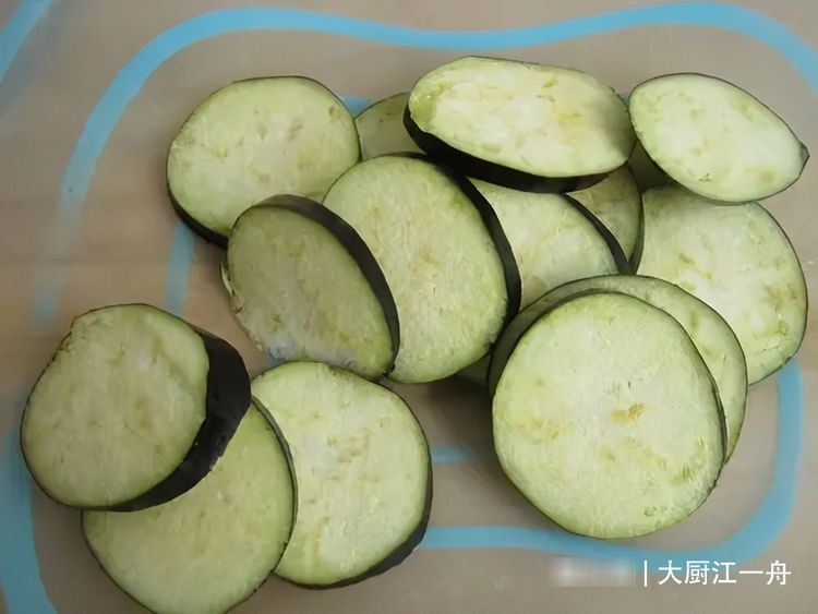 茄子|80岁老奶奶叫我茄子这样做,不炒不炖不过油,端上桌家人抢着吃