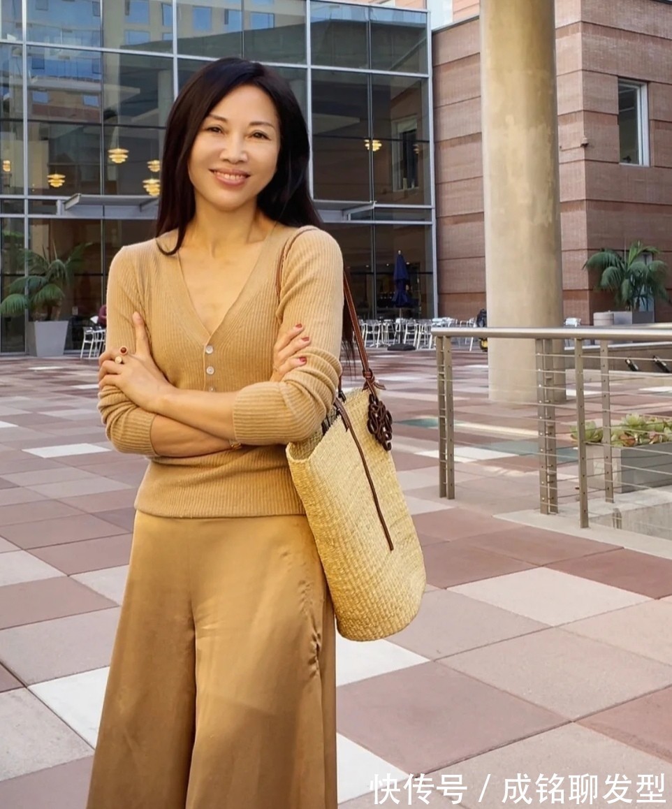 无龄感|女人会穿必然与众不同,52岁博主优雅大气的穿搭,美得别有韵味
