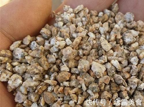 蛭石只有两个作用，在养花的过程中这两个作用表现良好