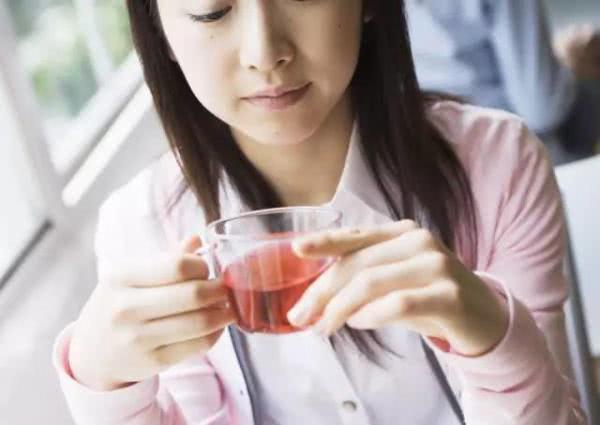 子宫|女性来例假时，多吃这几种食物，排出子宫污血，人更显年轻