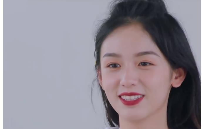 姚安娜和周也同框后,才知普通女孩和女明星的差距有點大!