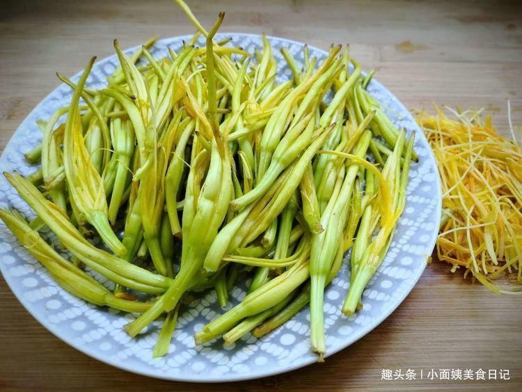 黄花菜豆腐汤|夏天最该喝的汤，不是绿豆汤而是它，清热解暑还补钙，老少皆宜