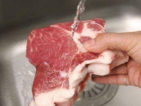 猪肉|猪肉用清水是洗不干净的！大厨教你一招，脏东西“自己”跑出来
