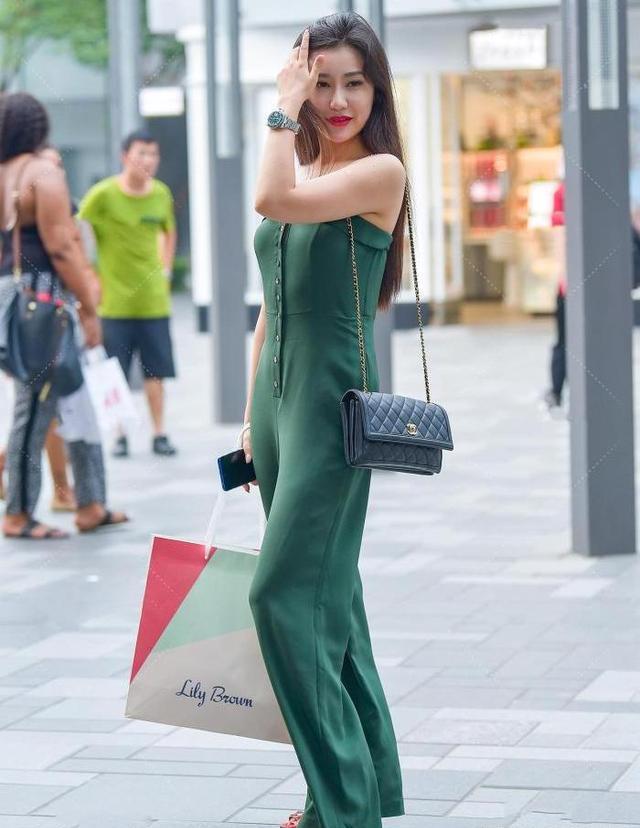 自然清新的绿色套装, 一字肩搭配红色凉鞋很显眼, 白皙肤色有气质