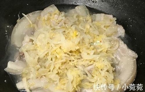 烧一个菜，我都不想再炒了，既是饭还是菜，酸香开胃，一碗吃不够