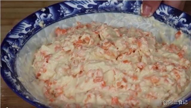 胡萝卜切成丁，淋上2个鸡蛋筷子搅一搅，营养又解馋，出锅比肉香