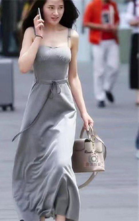 小姐姐|穿连衣裙的小姐姐都这么美吗,身材性感又优雅,充满女人味。。