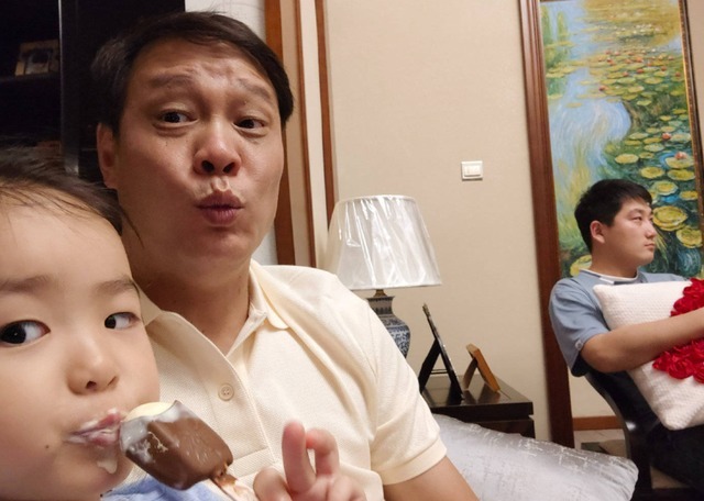 范志毅|范志毅社媒晒全家福,第三任妻子靓丽出镜,女儿浓妆艳抹甜美动人