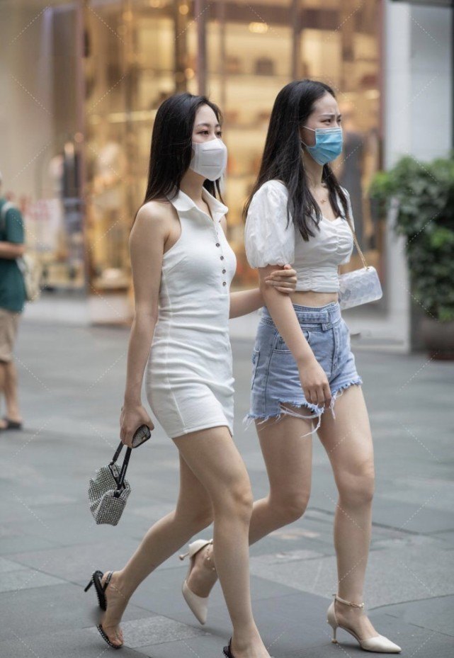 深色系 闺蜜俩白色系穿搭风格却完全不同,无肩连衣裙搭配高跟鞋更胜一筹