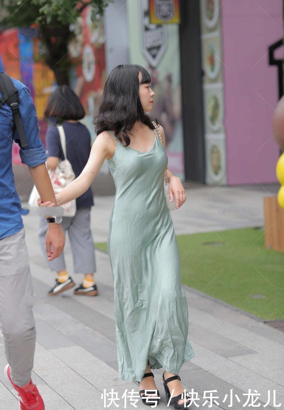 tips|非常自信的微胖姑娘，好想开车送她回家，晚上一个人逛街注意安全