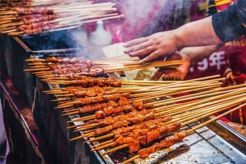 烧烤|蓟州九渔家盛世餐饮铁锅炖,炖水库鱼远近闻名,小烧烤还更胜一筹
