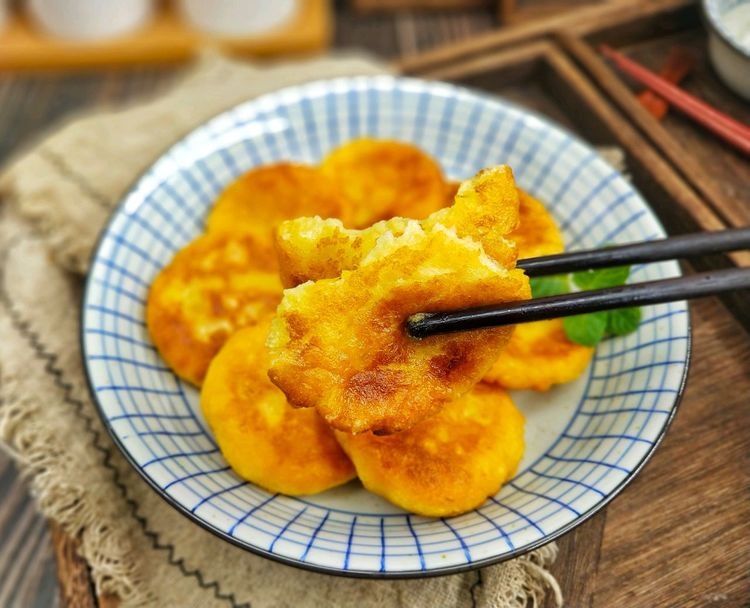 红薯别煮了，加入糯米粉，做成香甜软糯的红薯饼，味道真好