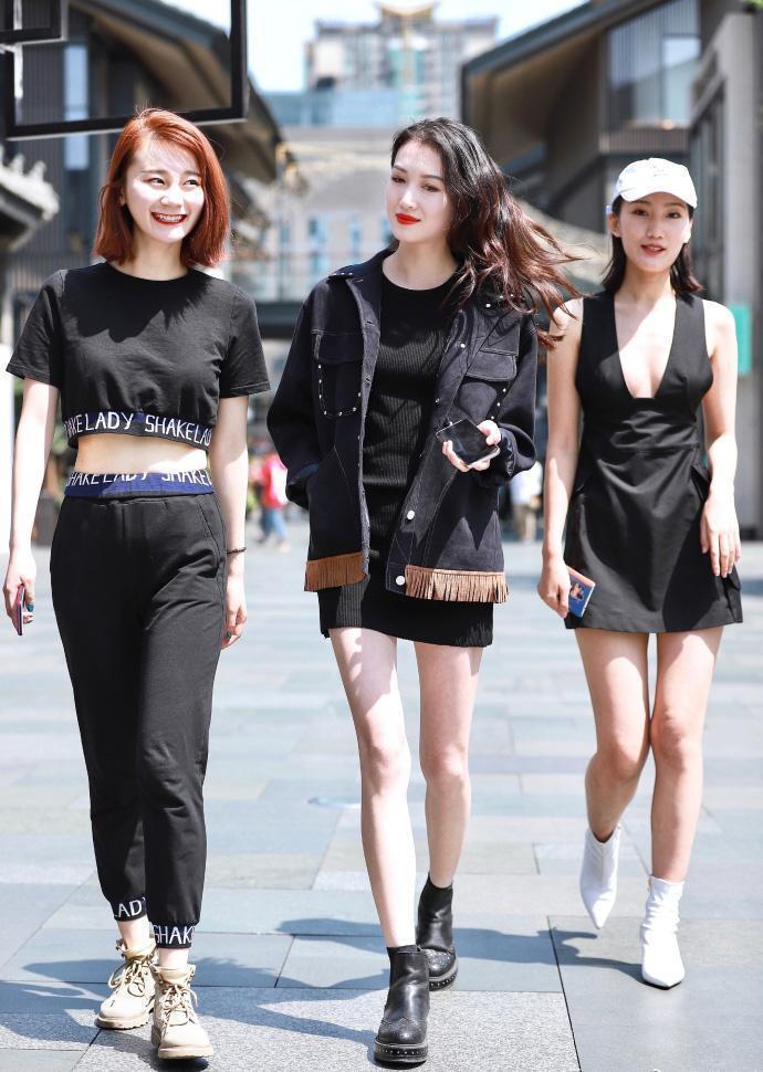 搭配|街拍：三位身穿黑色衣装的美女，搭配的各有千秋，简练大气