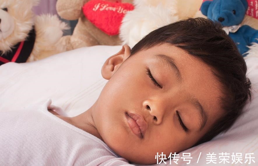 饮食习惯|7岁男童积食不长个,提醒各位家长3类“毒晚餐”别再喂孩子