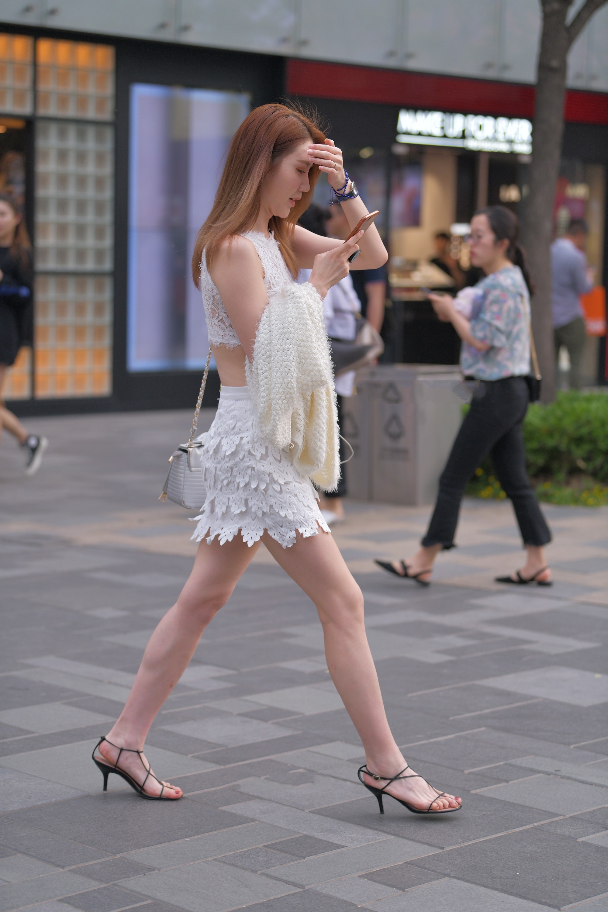 白色蕾丝花边套装,简单精致,尽显城市丽人感