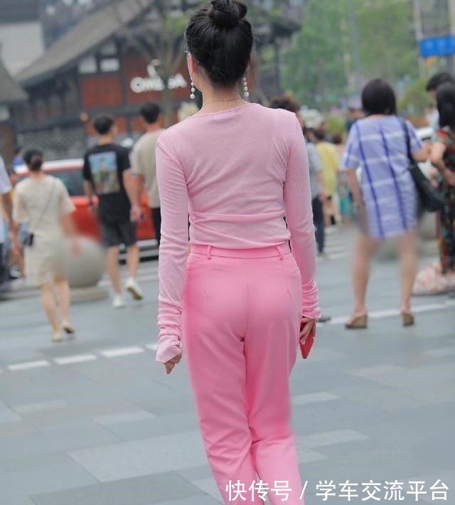 气质 黑色镂空低领背心搭配白色破洞打底裤,大方自然,气质小家碧玉!