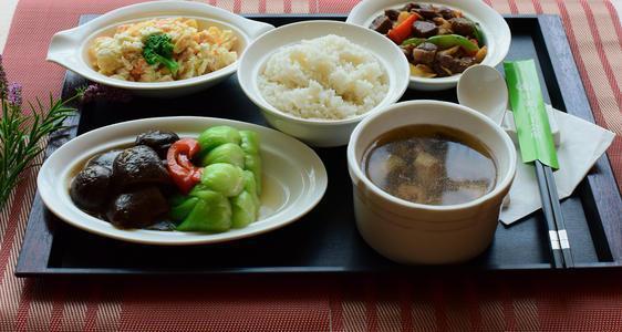 大鱼大肉|“最苗条”孕妇火了,临产前跳舞“催生”,网友酸了:真要生了?