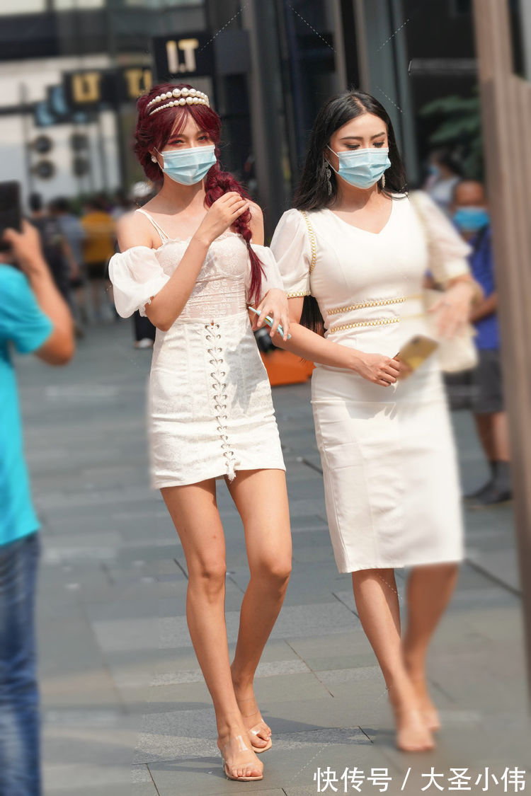 高跟鞋 美女街拍:吊带款的紧身裙和黑色短裤,都可以展现出优雅的魅力