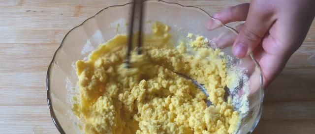  分钟|春天多吃玉米面，加1碗猪肉，手不沾面8分钟熟透，老人孩子都爱吃