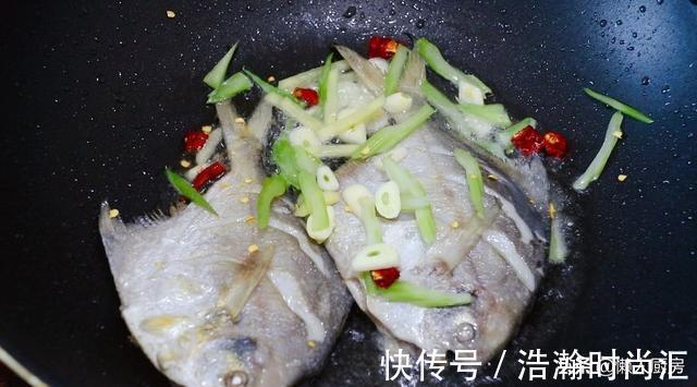 腥味|鲳鱼价格便宜,这样红烧着吃,滴上几滴醋,鱼肉鲜嫩,没有腥味
