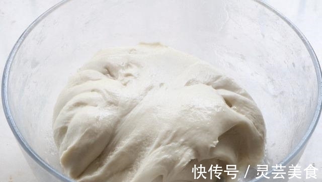 做法简单的烙饼，不用揉面不用发面，外酥里嫩热乎乎的才好吃