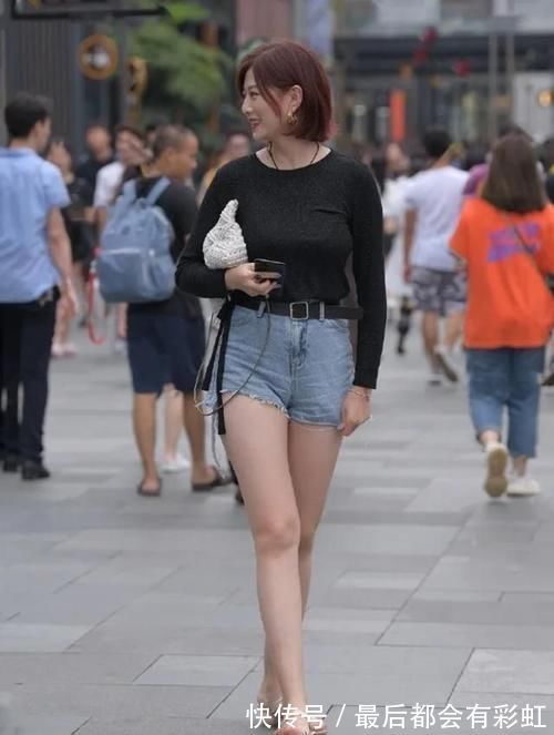 t恤|小姐姐穿黑色长袖圆领T恤,搭配“破烂”款牛仔裤,尽显青春气息